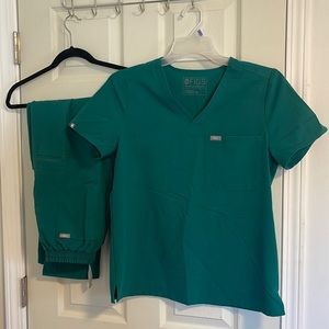 Figs Hunter Green Scrub Set
